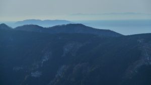二口登山道から見る日本海に浮かぶ粟島と佐渡島