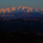 山頂から見る夕日を浴びる月山