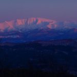 山頂から見る夕日を浴びる月山